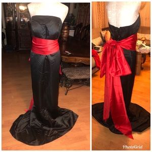 Shoulder-less evening dress with beautiful red bow